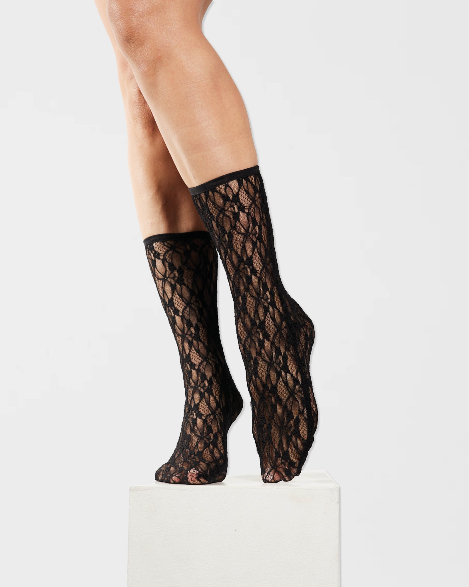 chaussettes montantes en dentelle